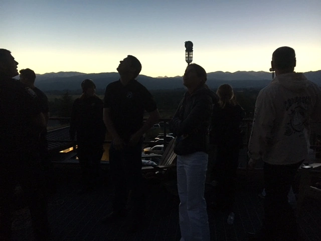 personas observando un eclipse total al atardecer
