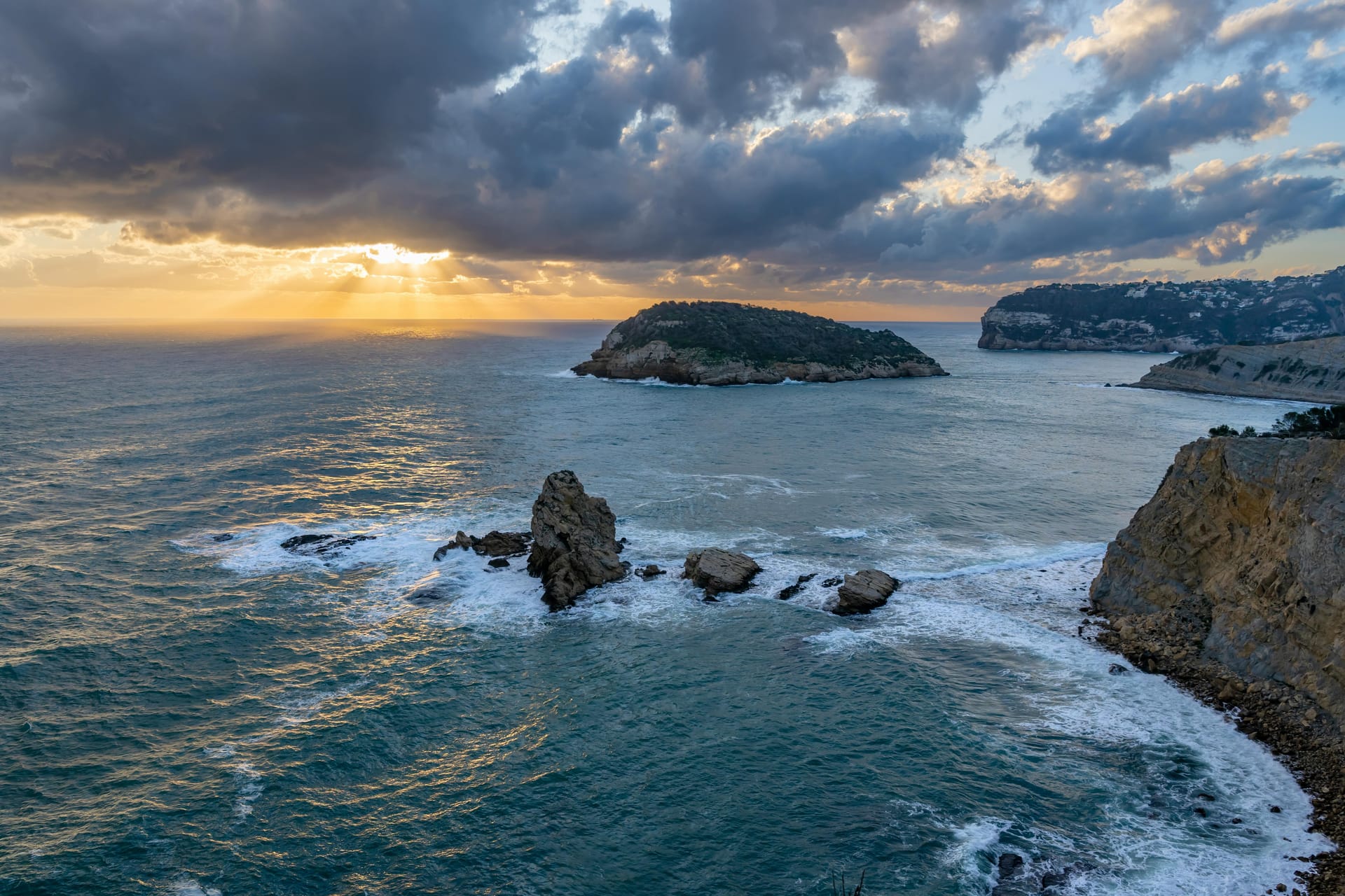 Acantilados de la costa de Xàbia al atardecer con el Mediterráneo en primer plano, vistas desde el Mirador de la Falzia en la Comunitat Valenciana