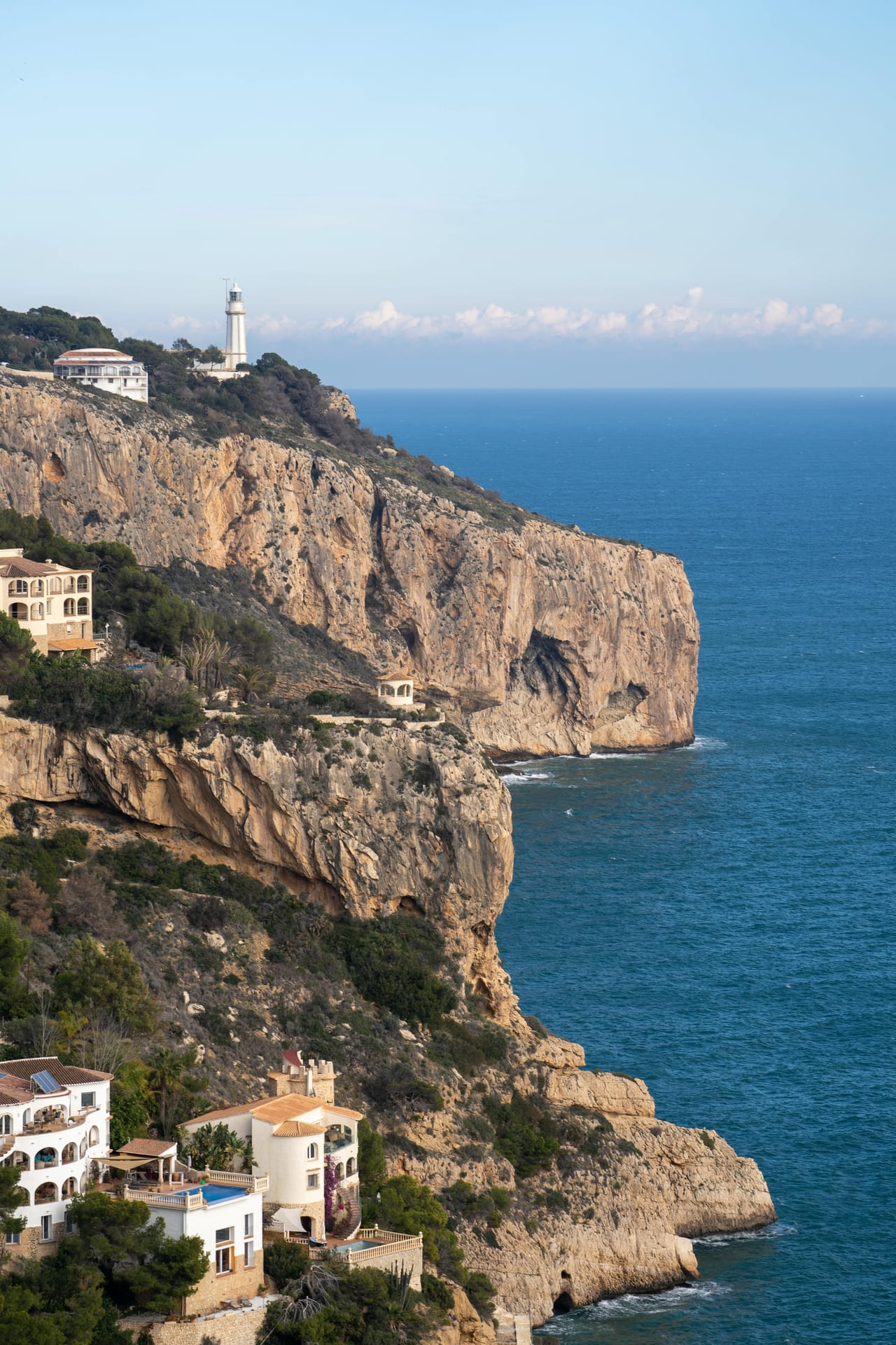 Acantilados del Cap de la Nau en Xàbia con el faro al fondo y el Mediterráneo azul, uno de los miradores más espectaculares de Alicante