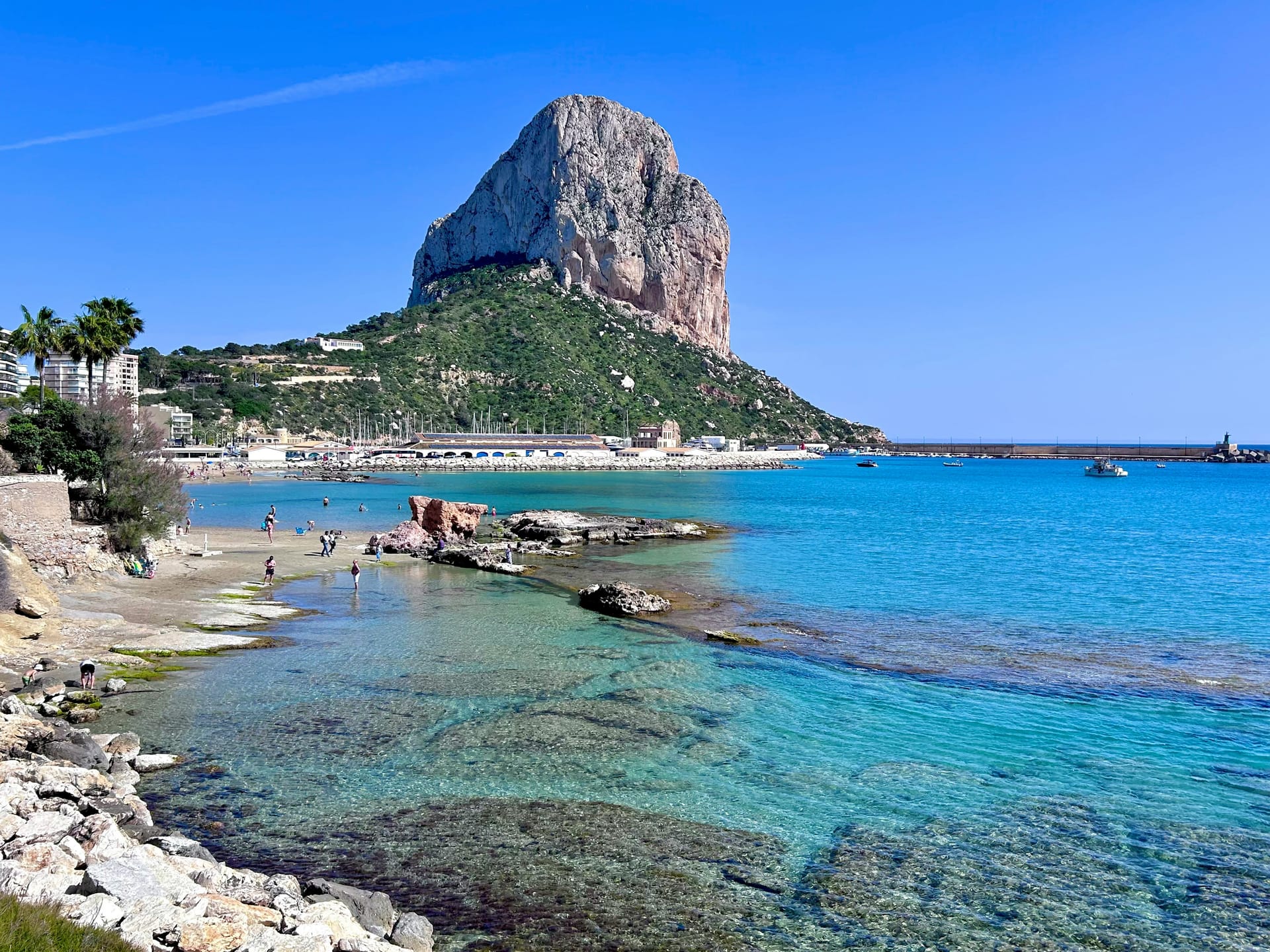 Peñón de Ifach desde la costa de Calpe con aguas turquesas del Mediterráneo, punto de referencia del Mirador Morro de Toix