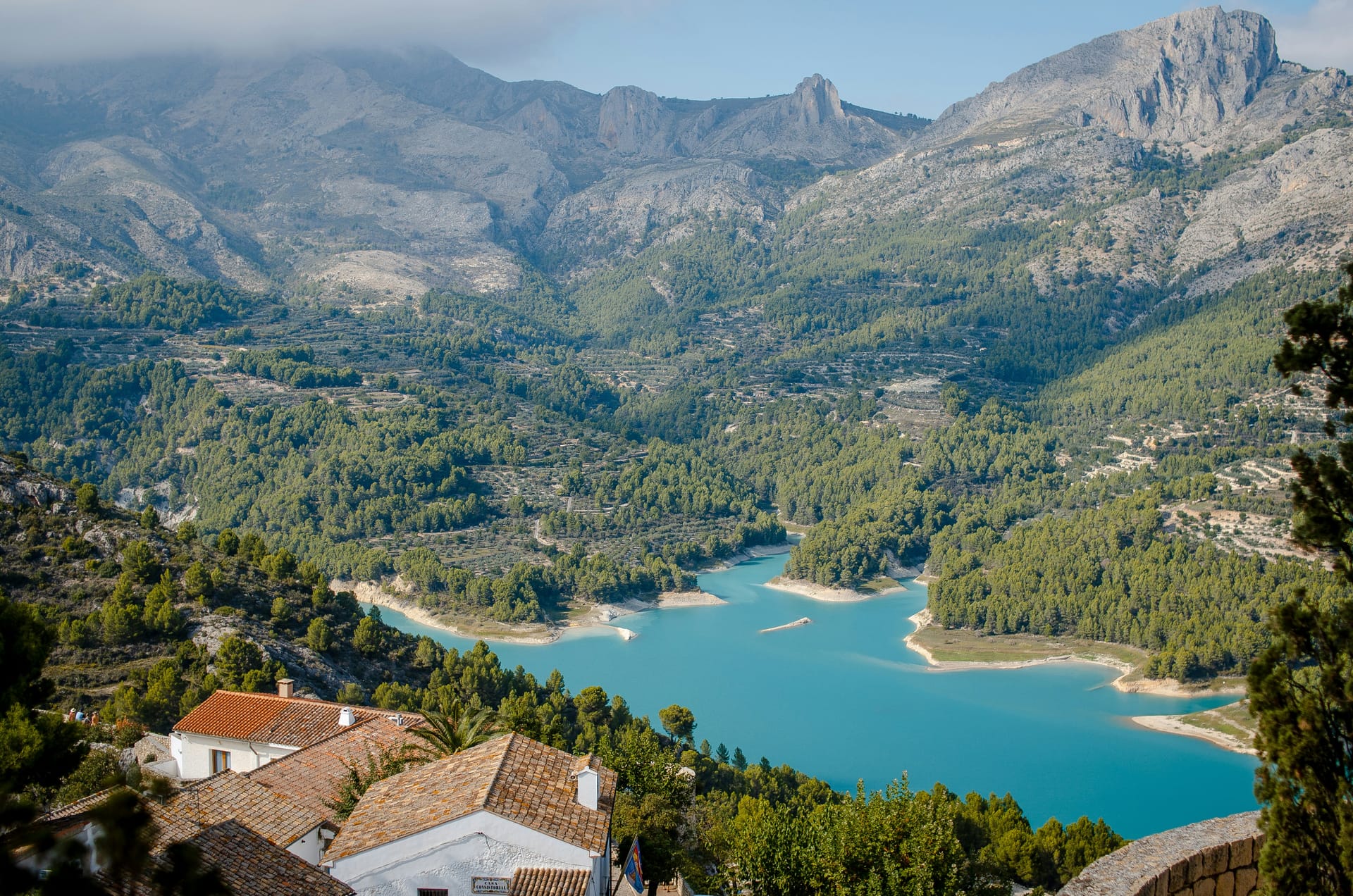 Vista del embalse de Guadalest con aguas turquesas desde el pueblo, accesible únicamente por carretera desde Benidorm