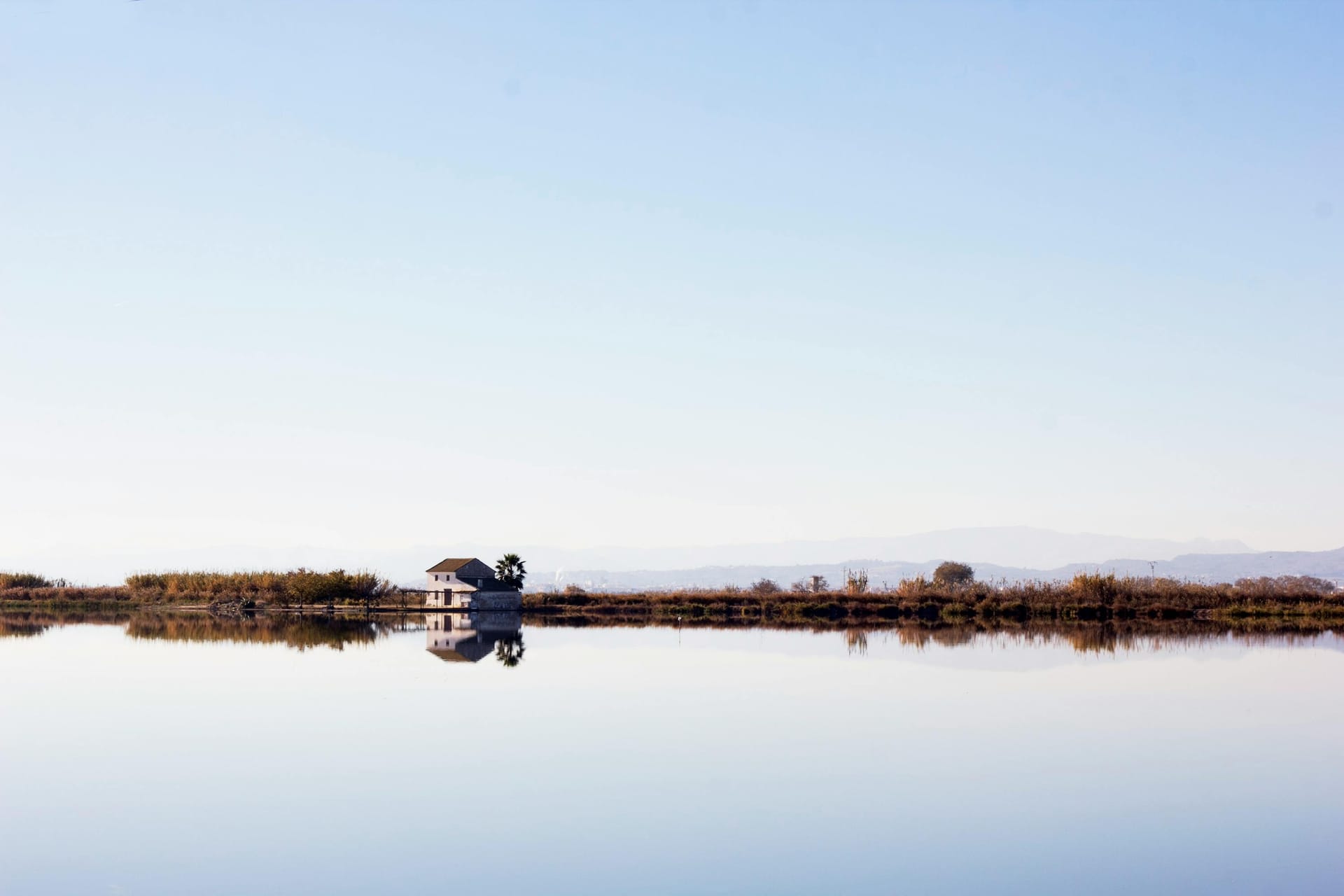 Atardecer sobre la Albufera de Valencia desde el Mirador del Pujol con el lago reflejando los últimos rayos de sol