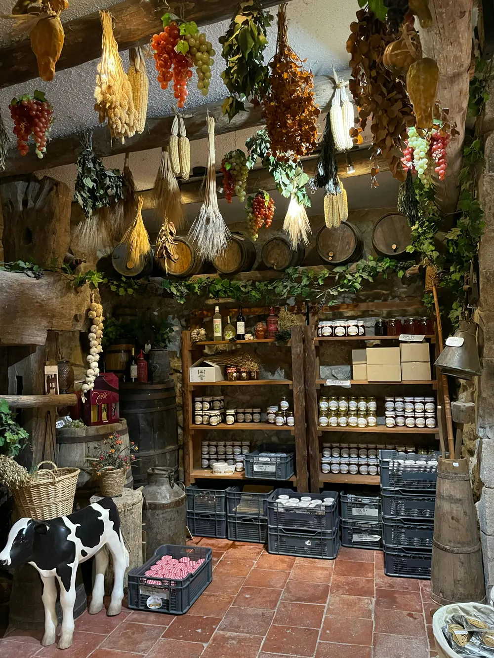 Tienda de productos locales con embutidos, conservas y barricas en el Maestrazgo