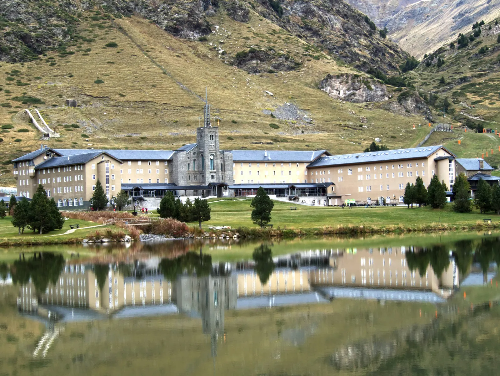 Santuario de la Vall de Núria reflejado en el lago, en el Ripollès